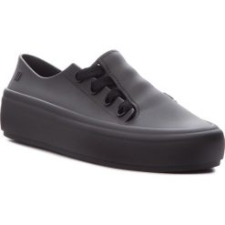Półbuty MELISSA - Ulitsa Sneaker Ad 32338 Black 01003. Czarne półbuty damskie marki Melissa, na co dzień, bez wzorów, z tworzywa sztucznego, bez obcasa, na płaskiej podeszwie, bez zapięcia. W wyprzedaży za 219,00 zł.