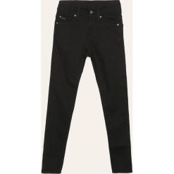 G-Star Raw - Jeansy dziecięce 3301 128-176 cm. Czarne spodnie chłopięce G-Star RAW, bez wzorów, z elastanu, retro, z podwyższonym stanem. W wyprzedaży za 189,90 zł.