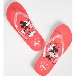 Klapki Mickey Mouse - Czerwony. Czerwone klapki damskie marki Sinsay, z motywem z bajki, bez obcasa. Za 14,99 zł.