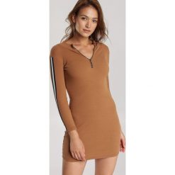 Camelowa Sukienka Daphpeia. Brązowe sukienki damskie Renee, s, bez wzorów, bez kołnierzyka, bez rękawów, mini. Za 79,99 zł.