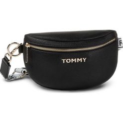 Saszetka nerka TOMMY HILFIGER - Iconic Tommy Bumbag AW0AW08105 Blk BDS. Czarne nerki damskie TOMMY HILFIGER, bez wzorów, ze skóry ekologicznej, młodzieżowe, bez dodatków. W wyprzedaży za 429,00 zł.