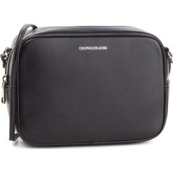 Torebka CALVIN KLEIN JEANS - Passenger Camera Bag K40K400616 001. Czarne torebki klasyczne damskie Calvin Klein Jeans, z jeansu. Za 399,00 zł.