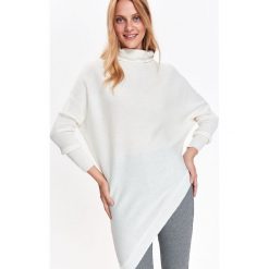 SWETER DAMSKI W MODNYM FASONIE, ASYMETRYCZNY. Białe swetry klasyczne damskie marki Top Secret, na zimę, z dzianiny, z asymetrycznym kołnierzem. W wyprzedaży za 49,99 zł.