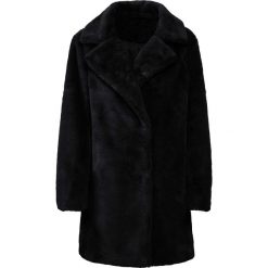 Długa miękka kurtka ze sztucznego futerka bonprix czarny. Czarne kurtki damskie bonprix, długie. Za 279,99 zł.