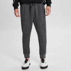 Dresowe joggery basic - Szary. Szare spodnie męskie Cropp, s, bez wzorów, z dresówki. Za 79,99 zł.