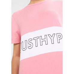 T-shirty damskie: Hype WOMENS CROP JUSTHYPE DISHED Tshirt z nadrukiem pink/white