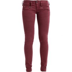 Herrlicher PITCH Jeansy Slim Fit bordeaux. Czerwone rurki damskie marki Herrlicher, z elastanu. W wyprzedaży za 359,25 zł.