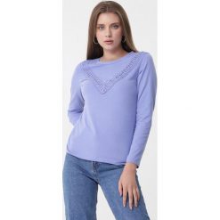 Jasnofioletowa Bluzka Tammy. Fioletowe bluzki damskie Born2be, xl, z aplikacjami, z dzianiny, klasyczne, z okrągłym kołnierzem. Za 29,99 zł.