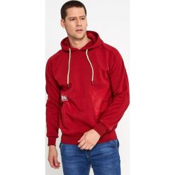 Bordowa Bluza Uhryra. Czerwone bluzy męskie Born2be, xl, bez wzorów, bez kołnierzyka, bez rękawów, bez kaptura. Za 89,99 zł.
