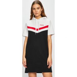 Calvin Klein Jeans - Sukienka. Czarne sukienki damskie Calvin Klein Jeans, na co dzień, s, bez wzorów, z bawełny, casualowe, z kapturem, bez rękawów, mini, proste. Za 499,90 zł.