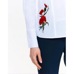 KOSZULA DOPASOWANA Z KWIATOWYM HAFTEM. Szare koszule damskie marki Top Secret, na lato, z haftami, klasyczne, z klasycznym kołnierzykiem. Za 44,99 zł.