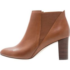 KIOMI Ankle boot cognac. Brązowe botki damskie marki KIOMI, ze skóry, bez obcasa, bez zapięcia. Za 379,00 zł.