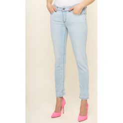 Jeansy Regular Fit Liu Jo UA0006 D4455. Niebieskie jeansy damskie Liu Jo, bez wzorów, z elastanu. W wyprzedaży za 599,00 zł.