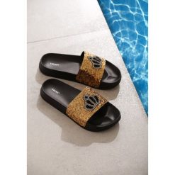 Złote Klapki Creme Royale. Żółte klapki damskie Renee, bez wzorów, bez obcasa. Za 59,99 zł.