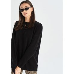 Sweter z aplikacją - Czarny. Czarne swetry damskie marki Sinsay, s, z aplikacjami, bez rękawów, bez kaptura. Za 39,99 zł.