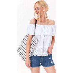 BLUZKA DAMSKA Z FALBANĄ I WIĄZANIEM. Szare bluzki damskie Top Secret, eleganckie. Za 49,99 zł.