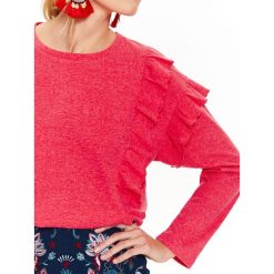 Bluza z falbanami, z miłej w dotyku dzianiny. Czerwone bluzy damskie Top Secret, na lato, bez wzorów, z dzianiny, z długim rękawem, długie, bez kaptura. W wyprzedaży za 34,99 zł.