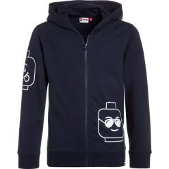 LEGO Wear ICONIC SEBASTIAN 107 CARDIGAN Bluza rozpinana dark navy. Niebieskie bluzy męskie marki LEGO Wear, z elastanu. Za 169,00 zł.