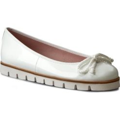 Półbuty PRETTY BALLERINAS - Rosario 45.029 Blanco 9001. Białe półbuty damskie marki Pretty Ballerinas, bez wzorów, ze skóry, bez obcasa, na płaskiej podeszwie, bez zapięcia. W wyprzedaży za 389,00 zł.