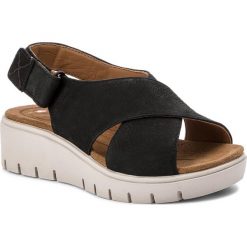 Sandały CLARKS - Un Karely Hail 261333244 Black Nubuck. Czarne klapki damskie marki Clarks, bez wzorów, ze skóry, bez obcasa. W wyprzedaży za 259,00 zł.