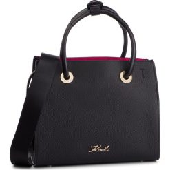 Torebka KARL LAGERFELD - 91KW3026 Black. Czarne torebki klasyczne damskie KARL LAGERFELD, z aplikacjami, ze skóry, klasyczne, na ramię, zdobione, bez dodatków. W wyprzedaży za 749,00 zł.