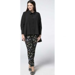 Czarna Gustowna Koszula Damska z Asymetrycznym Dołem PLUS SIZE. Czarne koszule damskie Nommo, xl, bez wzorów, z poliesteru, eleganckie, z asymetrycznym kołnierzem, plus size, z długim rękawem. Za 184,90 zł.