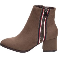 Botki damskie M.DASZYŃSKI 1917-5 KHAKI. Brązowe botki damskie M.Daszyński, klasyczne, na wysokim obcasie, na obcasie, bez zapięcia. W wyprzedaży za 119,00 zł.
