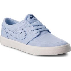 Buty NIKE - Sb Portmore II Slr C AH4616 400 Royal Tint/Royal Tint/Ivory. Niebieskie półbuty damskie Nike, bez wzorów, z tworzywa sztucznego, bez obcasa, na płaskiej podeszwie, bez zapięcia. W wyprzedaży za 239,00 zł.