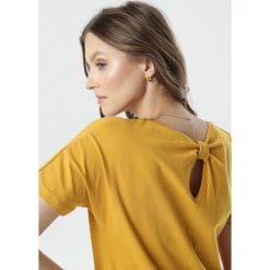 Camelowy T-shirt Aclurgh. Brązowe bluzki damskie Born2be, s, bez wzorów, bez kołnierzyka. W wyprzedaży za 54,99 zł.