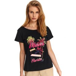 Luźny t-shirt z nadrukiem i paseczkami z tyłu na plecach. Czarne t-shirty damskie DRYWASH, z nadrukiem, z bawełny, wakacyjne, z dekoltem na plecach. W wyprzedaży za 34,99 zł.