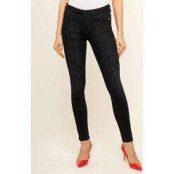 Jeansy Slim Fit Guess W01A03 D2ZK1. Czarne jeansy damskie Guess. W wyprzedaży za 329,00 zł.