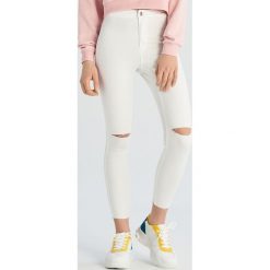 Jeansy skinny z dziurami - Biały. Białe jeansy damskie marki Sinsay, bez wzorów, z jeansu. Za 49,99 zł.