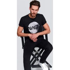 T-shirt nasa. Czarne t-shirty męskie Top Secret, na zimę, xxl, bez wzorów, z bawełny, klasyczne, z klasycznym kołnierzykiem, krótkie. Za 49,99 zł.