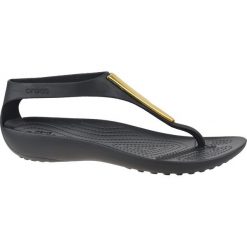 Crocs W Serena Flip 206420-751 sandały sportowe damskie czarne 41/42. Czarne klapki damskie Crocs, w paski, z materiału, na wysokim obcasie. W wyprzedaży za 149,99 zł.
