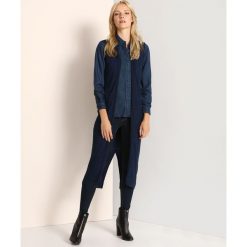 Kamizelka swetrowa damska. Niebieskie kamizelki damskie Top Secret, na zimę, bez wzorów, z dzianiny, eleganckie, długie, bez kaptura. W wyprzedaży za 49,99 zł.