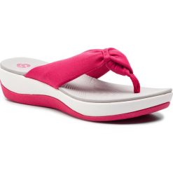 Japonki CLARKS - Arla Glison 261421884 Rose Hip. Różowe klapki damskie marki Clarks, bez wzorów, z tworzywa sztucznego, bez obcasa, na obcasie. Za 219,00 zł.