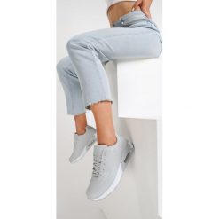 Jasnoszare Buty Sportowe Cold Nights. Szare buty sportowe damskie Renee, bez wzorów, sportowe. Za 99,99 zł.