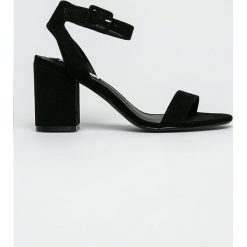 Steve Madden - Sandały Malia. Czarne sandały damskie Steve Madden, bez wzorów, ze skóry, z okrągłym noskiem, bez obcasa, na obcasie, na klamry. W wyprzedaży za 219,90 zł.