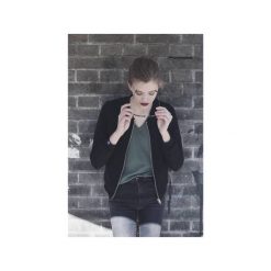 MODS V-NECK TEE IN OLIVE. Zielone bluzki damskie The Hive, s, z aplikacjami, z bawełny, klasyczne, z dekoltem w serek, bez rękawów. Za 89,00 zł.