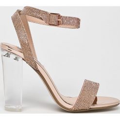 Steve Madden - Sandały Crysler. Różowe sandały damskie Steve Madden, bez wzorów, z materiału, z okrągłym noskiem, bez obcasa, na obcasie, na klamry. W wyprzedaży za 399,90 zł.