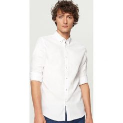 Koszula z bawełny oxford slim fit - Biały. Białe koszule męskie Reserved, s, bez wzorów, z bawełny, bez kołnierzyka, bez rękawów. Za 99,99 zł.