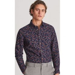 Koszula slim fit w drobne kwiaty - Granatowy. Niebieskie koszule męskie Reserved, s, w kwiaty. W wyprzedaży za 89,99 zł.