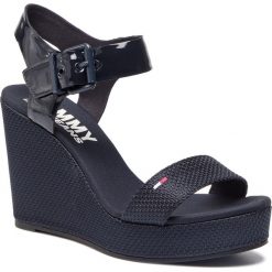 Sandały TOMMY JEANS - Material Mix Wedge Sandal EN0EN00560 Midnight 403. Niebieskie klapki damskie Tommy Jeans, bez wzorów, z jeansu, bez obcasa, na obcasie. W wyprzedaży za 319,00 zł.