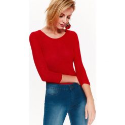 SWETER DAMSKI. Czerwone swetry damskie Top Secret, na lato, bez wzorów, z dzianiny, klasyczne, bez rękawów, bez kaptura. W wyprzedaży za 19,99 zł.