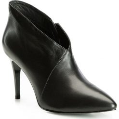 Buty damskie. Czarne botki damskie Wittchen, ze skóry, wizytowe, bez obcasa, na szpilce, bez zapięcia. W wyprzedaży za 259,90 zł.