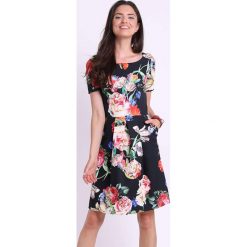 Sukienka w kolorze czarnym ze wzorem. Czarne sukienki damskie Jesienny butik, xs, bez wzorów, z okrągłym kołnierzem, bez rękawów, midi, rozkloszowane. W wyprzedaży za 117,95 zł.