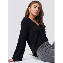 Luisa Lion x NA-KD Sweter z głębokim dekoltem v - Black. Czarne swetry klasyczne damskie Luisa Lion x NA-KD, z materiału, dekolt w kształcie v. Za 161,95 zł.
