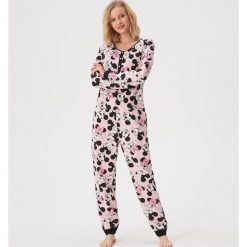 Jednoczęściowa piżama Mickey Mouse - Różowy. Różowe piżamy damskie Sinsay, s, z motywem z bajki, bez rękawów. Za 59,99 zł.