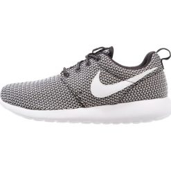 Nike Sportswear ROSHE ONE Tenisówki i Trampki black/white. Czarne tenisówki męskie marki Nike Sportswear, z materiału. W wyprzedaży za 215,20 zł.