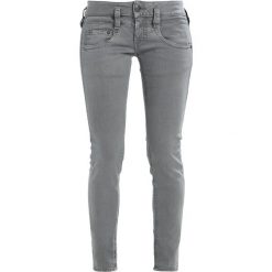 Herrlicher PITCH Jeansy Slim Fit metal. Szare rurki damskie marki Herrlicher. W wyprzedaży za 431,10 zł.